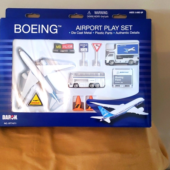 Boeing Airport Play Set - Picture 1 of 16